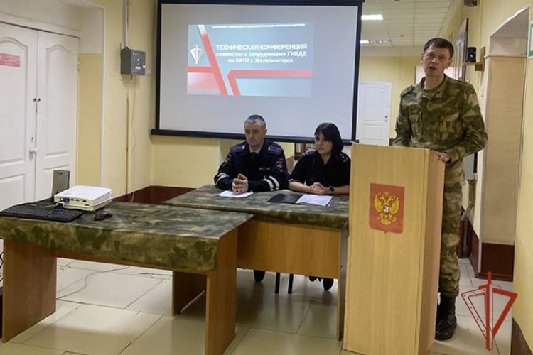 Госавтоинспекторы провели профилактическое мероприятие в железногорской воинской части Росгвардии