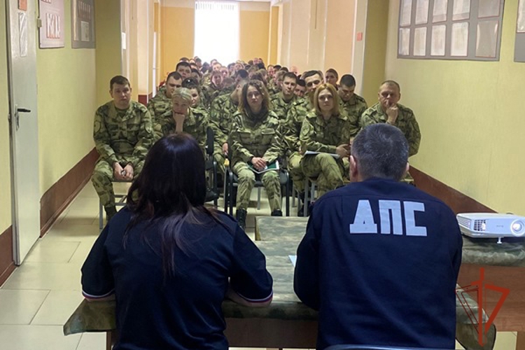 Госавтоинспекторы провели профилактическое мероприятие в железногорской воинской части Росгвардии