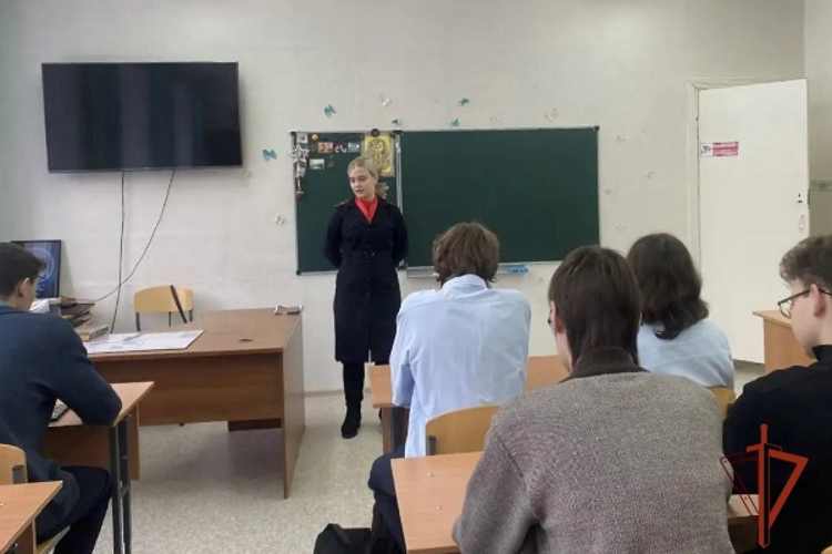 Офицер дивногорской Росгвардии провела профориентационный урок со старшеклассниками