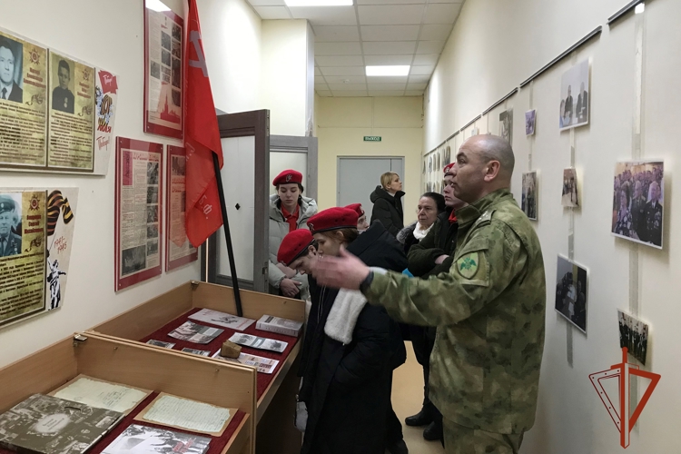 Железногорские военнослужащие Росгвардии провели День открытых дверей для школьников