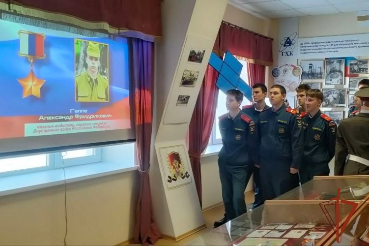 Железногорские военнослужащие Росгвардии провели День открытых дверей для школьников