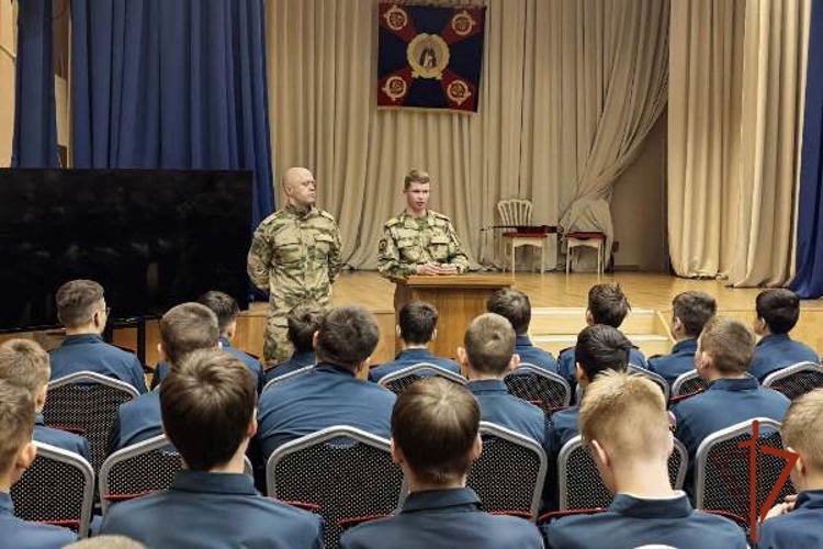 Железногорские военнослужащие Росгвардии рассказали кадетам о своей службе