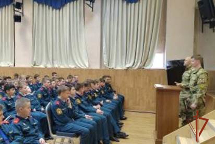 Железногорские военнослужащие Росгвардии рассказали кадетам о своей службе