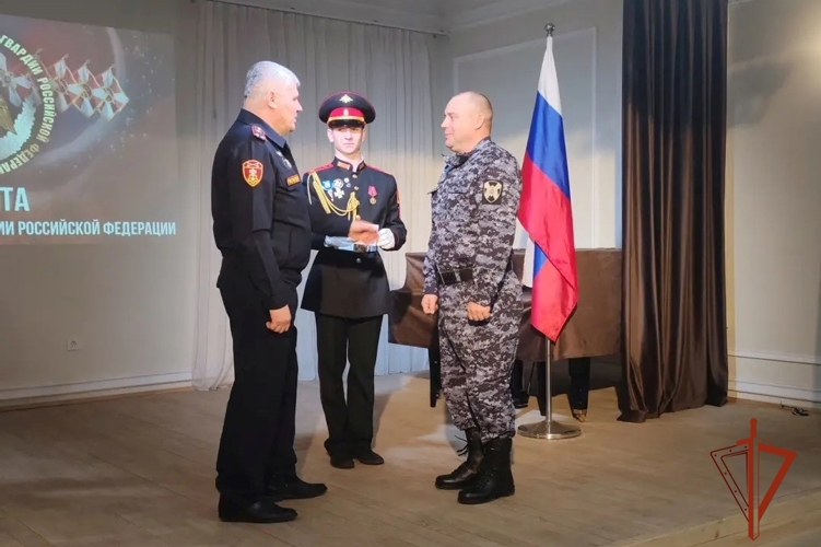 Минусинских росгвардейцев поздравили кадеты и школьники