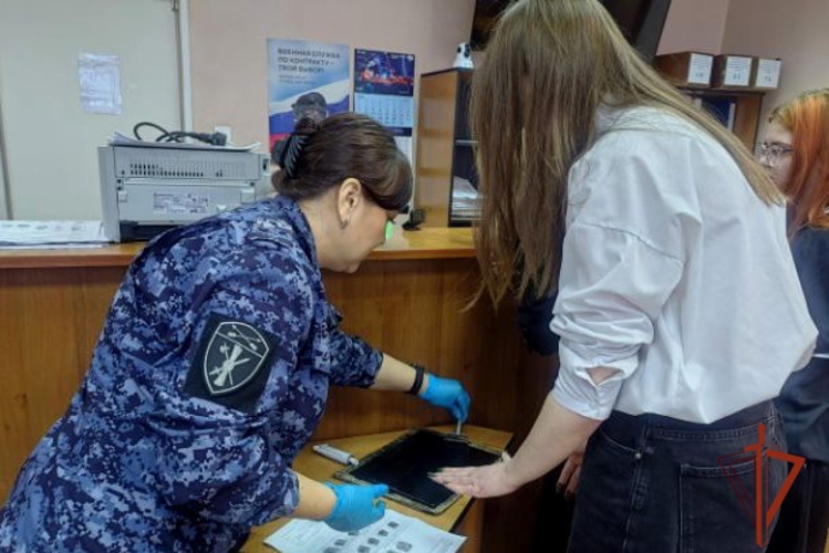 В Норильске старшеклассники познакомились с работой Росгвардии в рамках 10-летия ведомства