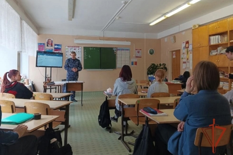 В Железногорске росгвардеец провел профориентационный урок со старшеклассниками