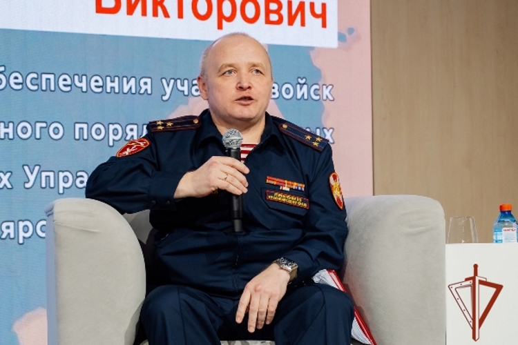 В Красноярске офицер Росгвардии провел Урок мужества с молодежью патриотических клубов