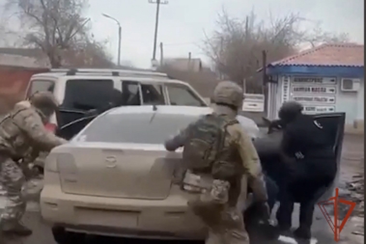 При содействии ОМОН Росгвардии в Красноярске задержаны подозреваемые в мошенничестве  