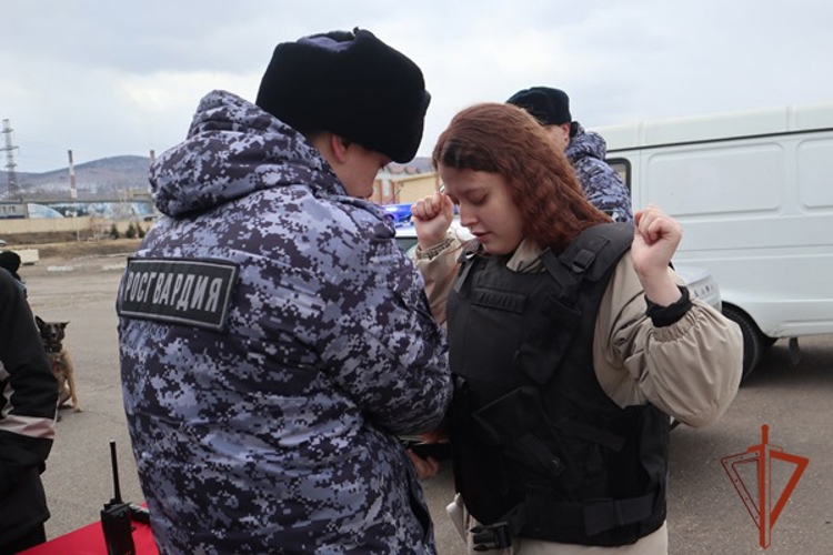 Современные виды оружия и оборудование для погружения в воду: в городском управлении вневедомственной охраны Росгвардии прошёл День призывника