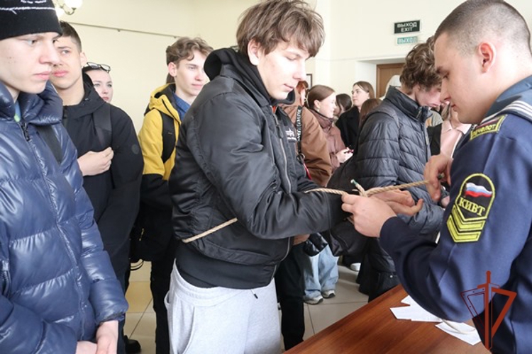 Современные виды оружия и оборудование для погружения в воду: в городском управлении вневедомственной охраны Росгвардии прошёл День призывника