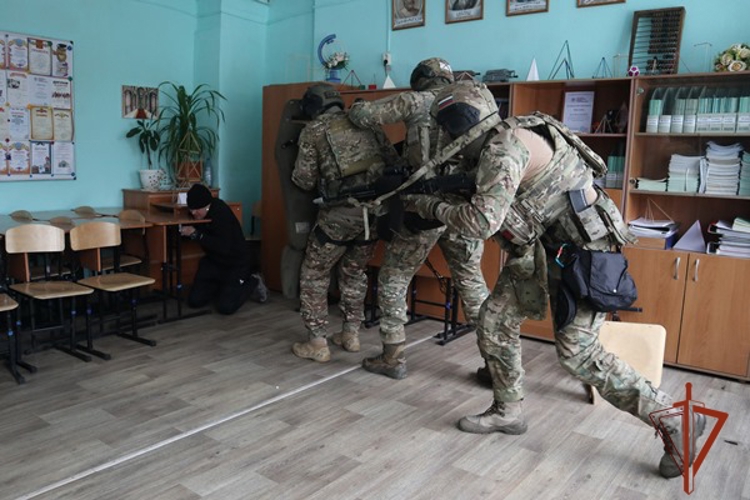 В Красноярске росгвардейцы приняли участие во всероссийских учениях по отработке действий при чрезвычайных ситуациях на объектах образования
