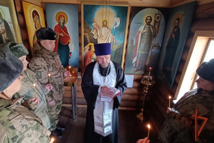 В зеленогорской воинской части Росгвардии освятили пасхальные куличи и яйца