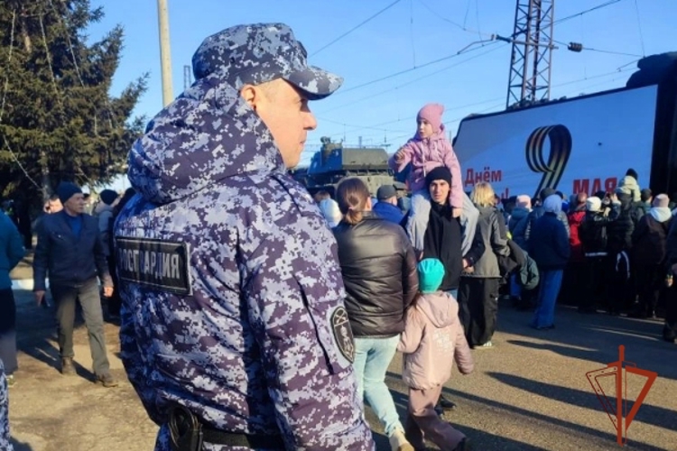 В Канске росгвардейцы обеспечили правопорядок по время прибытия на станцию «Канск-Енисейский» Поезда Победы