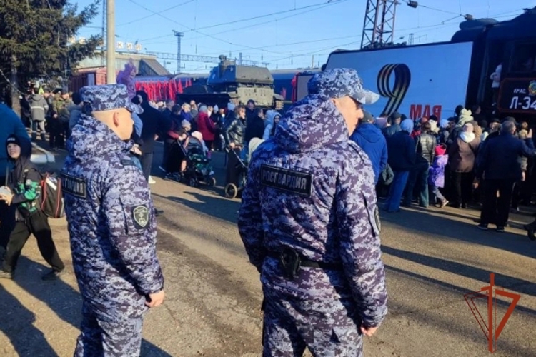В Канске росгвардейцы обеспечили правопорядок по время прибытия на станцию «Канск-Енисейский» Поезда Победы