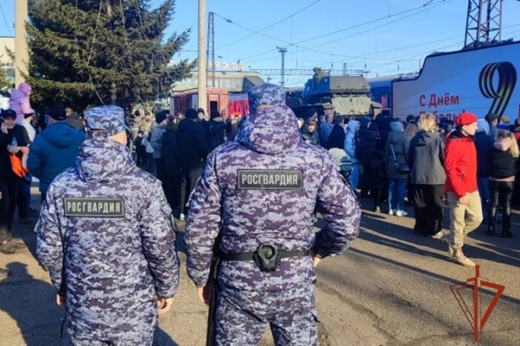 В Канске росгвардейцы обеспечили правопорядок по время прибытия на станцию «Канск-Енисейский» Поезда Победы