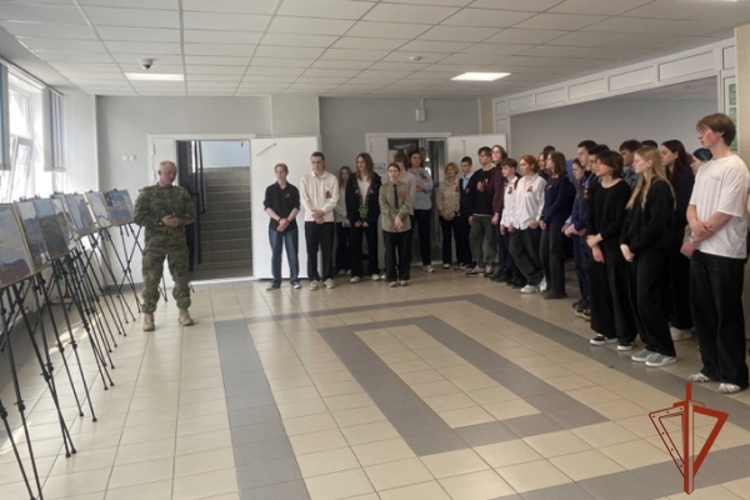 Железногорский военнослужащий Росгвардии принял участие в открытии фотовыставки «Люди в погонах»