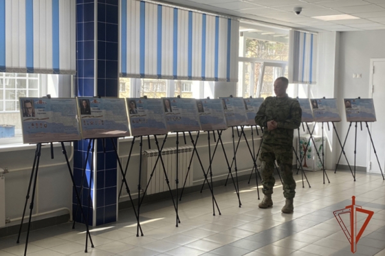 Железногорский военнослужащий Росгвардии принял участие в открытии фотовыставки «Люди в погонах»