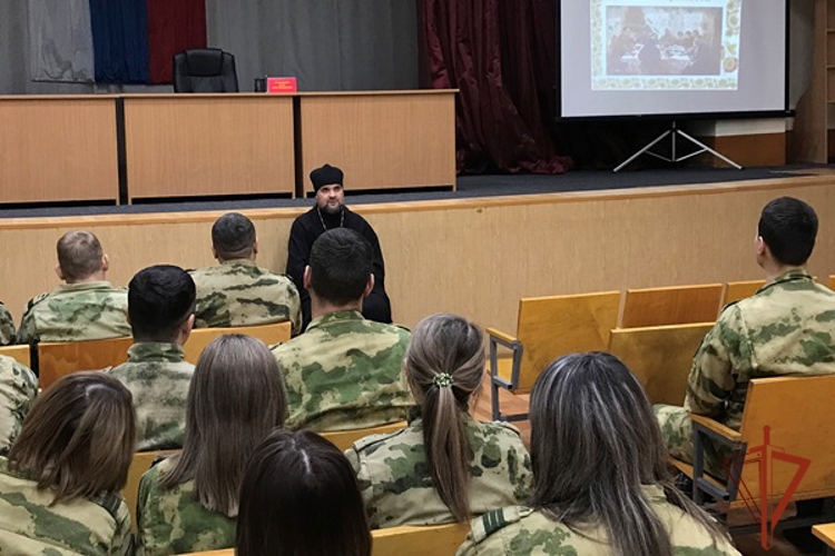 В железногорской воинской части Росгвардии прошла встреча со священнослужителем 