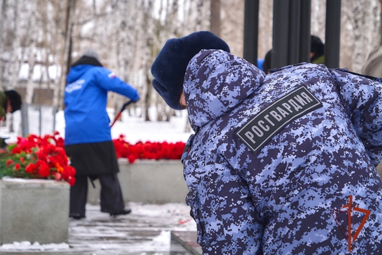 Лесосибирские росгвардейцы совместно с молодёжью благоустроили мемориал Победы