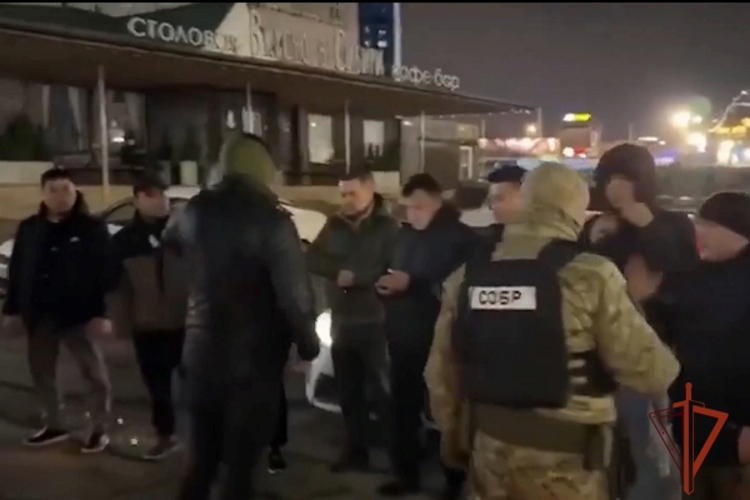 При силовой поддержке спецназа Росгвардии в Красноярске проведен рейд по проверке иностранных граждан