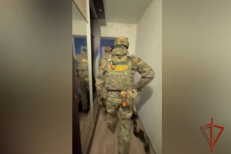 В Красноярске при силовой поддержке СОБР Росгвардии по подозрению в незаконном обороте оружия задержаны два местных жителя