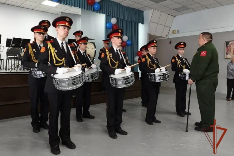 В красноярской школе прошло праздничное выступление военнослужащих и ветеранов Красноярского соединения Росгвардии