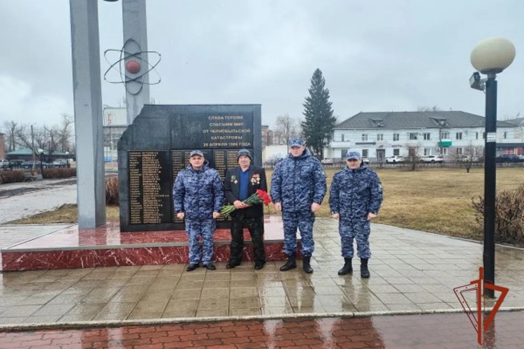 Сотрудники и военнослужащие почтили память ликвидаторов Чернобыльской катастрофы в Красноярском крае