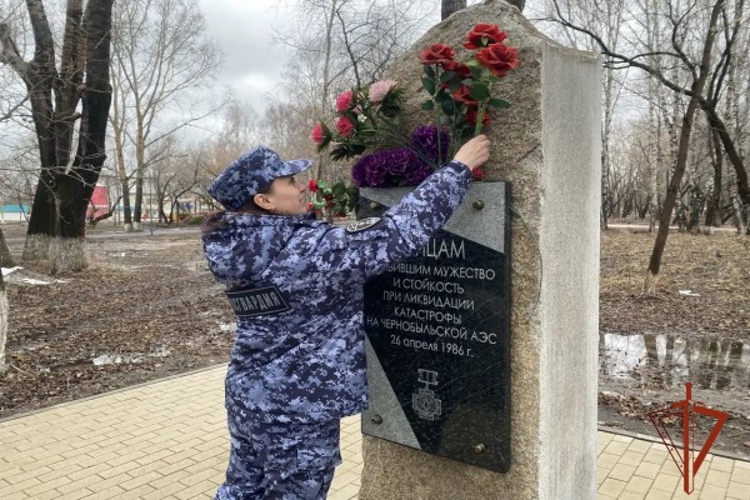 Сотрудники и военнослужащие почтили память ликвидаторов Чернобыльской катастрофы в Красноярском крае
