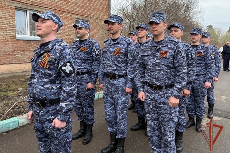 Акцию «Парад под окнами ветерана Победы» провели сотрудники Управления Росгвардии по Красноярскому краю
