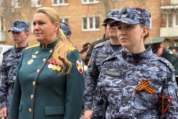 Акцию «Парад под окнами ветерана Победы» провели сотрудники Управления Росгвардии по Красноярскому краю