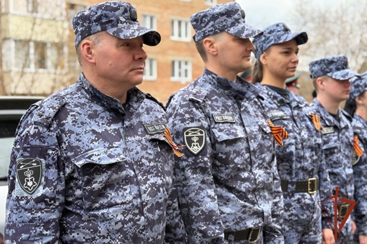 Акцию «Парад под окнами ветерана Победы» провели сотрудники Управления Росгвардии по Красноярскому краю