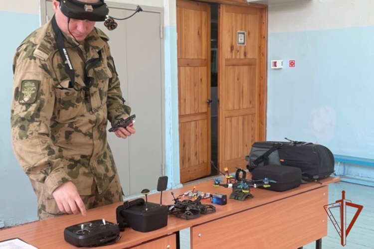 В Железногорске военнослужащие Росгвардии рассказали школьникам о мире беспилотных технологий