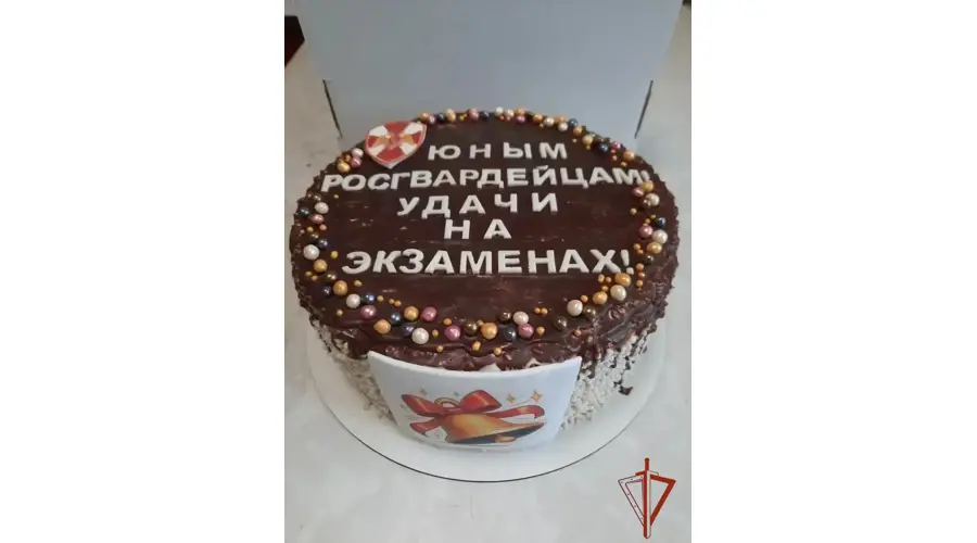 Росгвардейцы поздравили выпускников подшефного класса