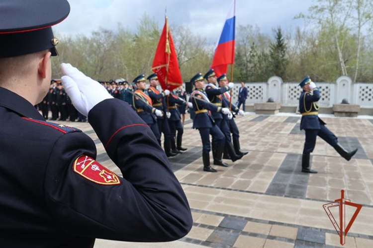 В Красноярске сотрудники Росгвардии торжественно присягнули на верность Родине