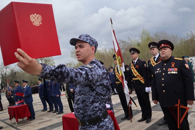 В Красноярске сотрудники Росгвардии торжественно присягнули на верность Родине