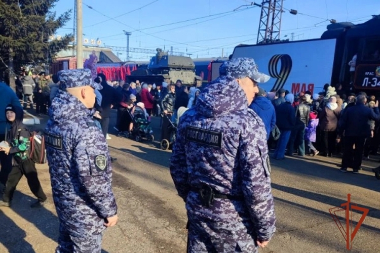 В Красноярском крае росгвардейцы обеспечили правопорядок во время прибытия на станции Поезда Победы
