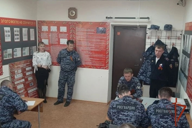 С сотрудниками ужурской Росгвардии провели беседу по профилактике мошенничества