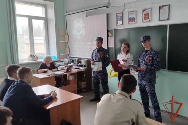 В преддверии Дня Победы в Ужуре сотрудники Росгвардии провели урок мужества со школьниками