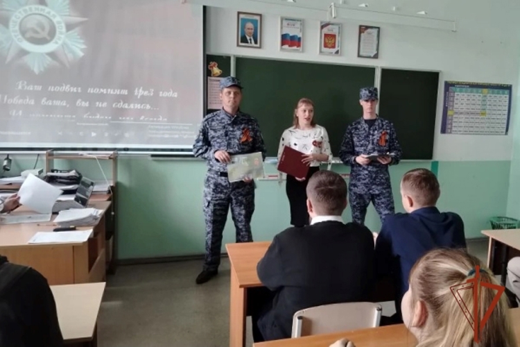 В преддверии Дня Победы в Ужуре сотрудники Росгвардии провели урок мужества со школьниками