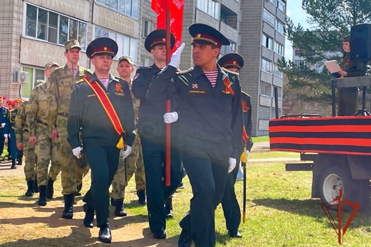«Парад у дома ветерана»: военнослужащие Росгвардии поздравили героев Великой Отечественной войны в Зеленогорске
