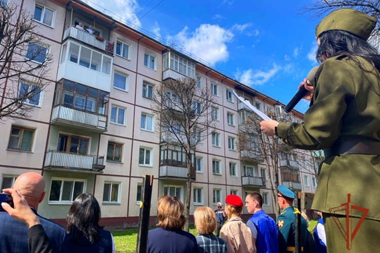 «Парад у дома ветерана»: военнослужащие Росгвардии поздравили героев Великой Отечественной войны в Зеленогорске