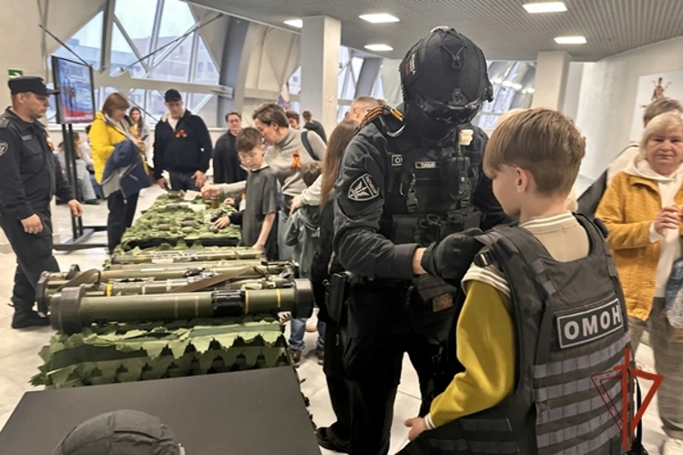 В Красноярске сотрудники ОМОН Росгвардии представили специализированную площадку перед ледовым представлением