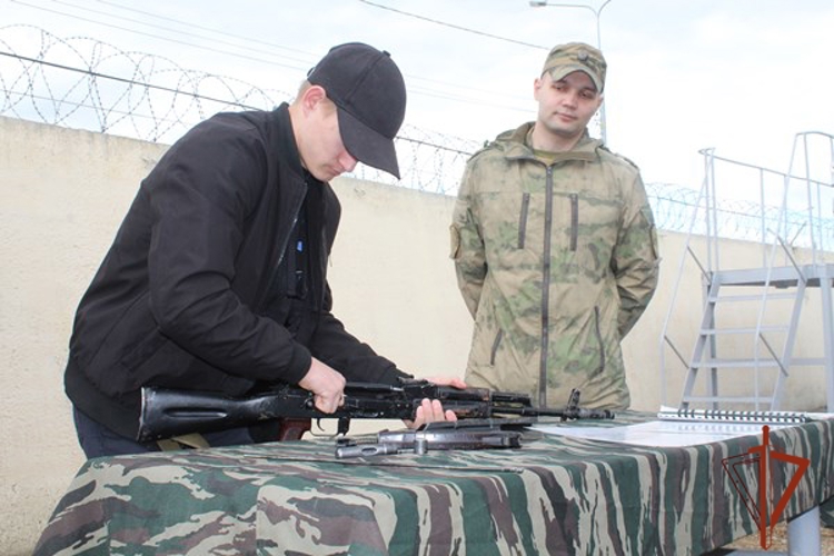 Зеленогорские военнослужащие проводят военные сборы десятиклассников 