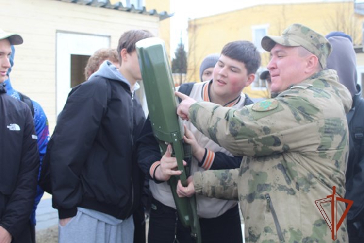 Зеленогорские военнослужащие проводят военные сборы десятиклассников 