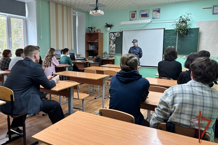 В Дивногорске росгвардейцы провели профориентационный урок со школьниками