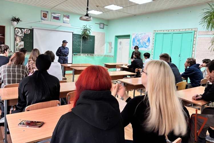 В Дивногорске росгвардейцы провели профориентационный урок со школьниками