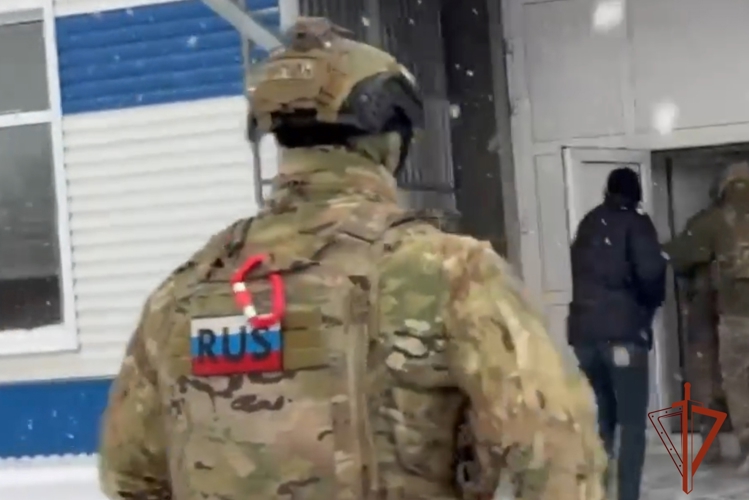 В Красноярске сотрудники СОБР Росгвардии оказали содействие полицейским в пресечении незаконного хранения крупной партии спиртосодержащей продукции