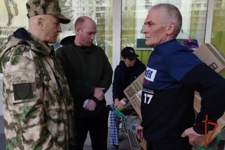 Ветераны Красноярского соединения Росгвардии вместе со школьниками поздравили участников СВО