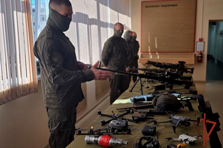 Каникулы с Росгвардией: бойцы СОБР «Никель» провели День открытых дверей для воспитанников военно-патриотического лагеря
