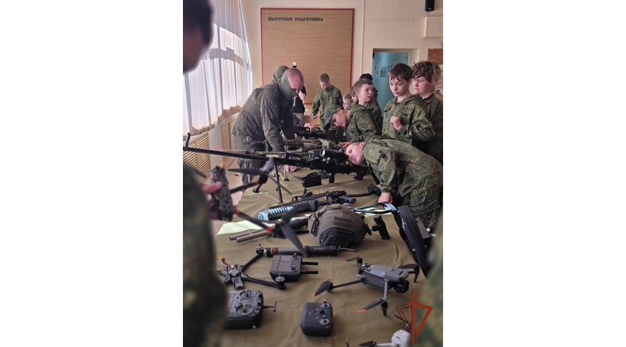 Каникулы с Росгвардией: бойцы СОБР «Никель» провели День открытых дверей для воспитанников военно-патриотического лагеря